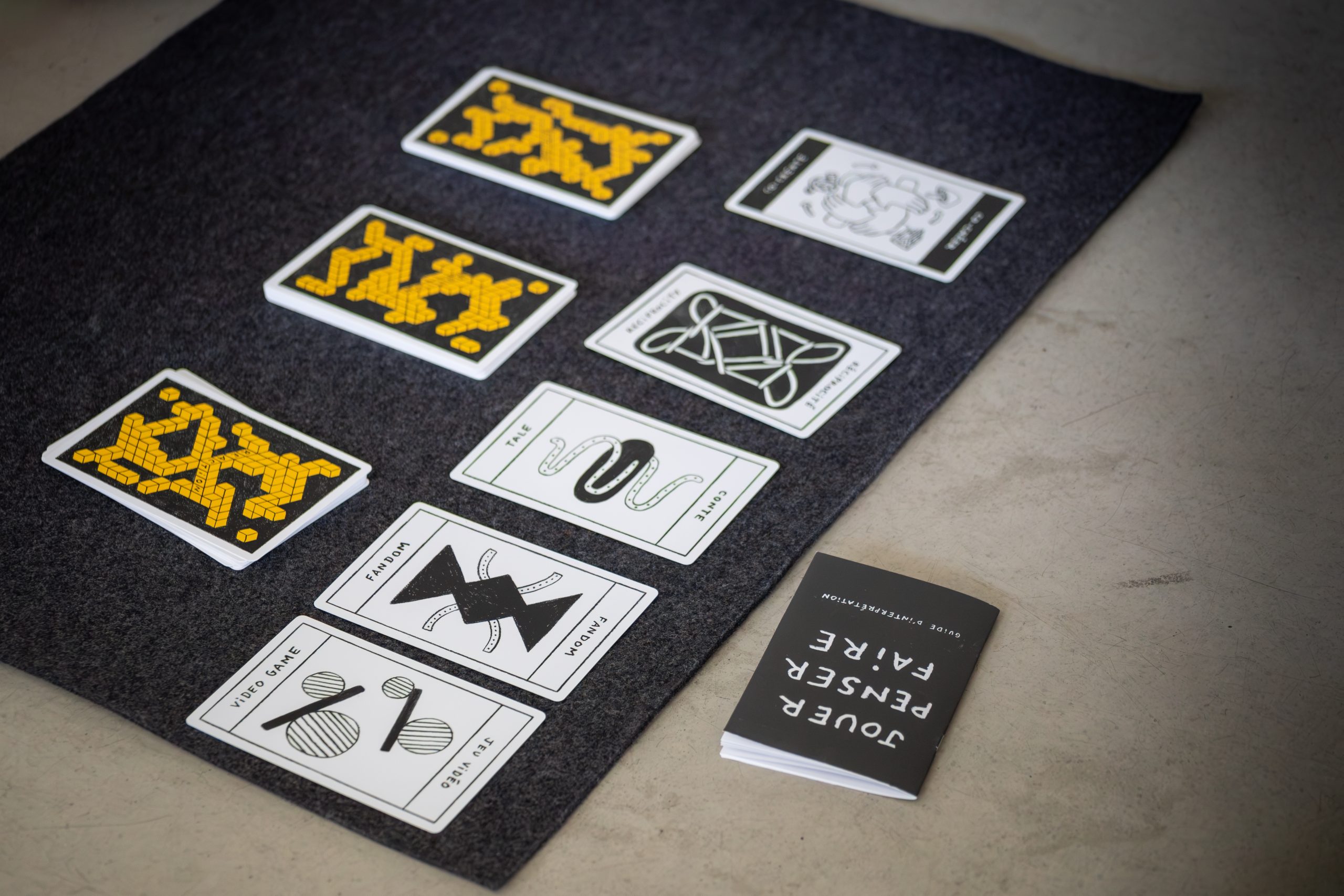 Exposition des dessins du jeu de cartes Jouer penser faire – Les cartes de la recherche et de la création